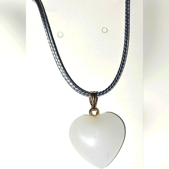 Beautiful glass heart necklace for women and girls - Picture 6 of 6